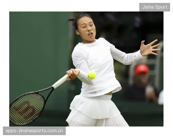 郑钦文侧身抢位正手重炮打穿全场，势如破竹，引领新一代网球风潮